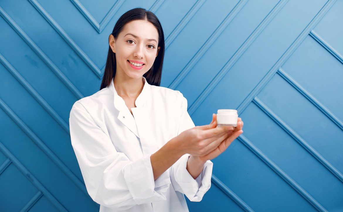 beautiful-girl-standing-studio-with-cream